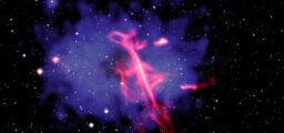 La struttura radio rosa a forma di chiave di violino sul gas caldo blu dell’ammasso