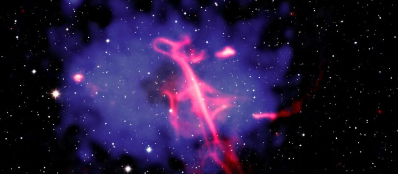 La struttura radio rosa a forma di chiave di violino sul gas caldo blu dell’ammasso
